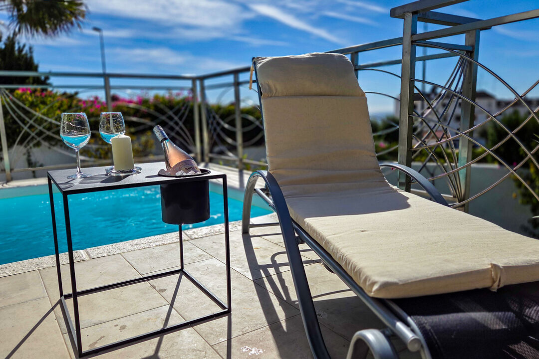 ... with its own pool ...