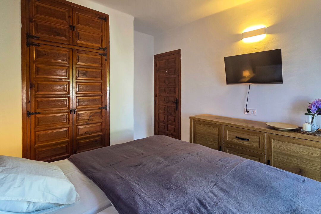 ... and offers a large chest of drawers next to the wardrobe ...