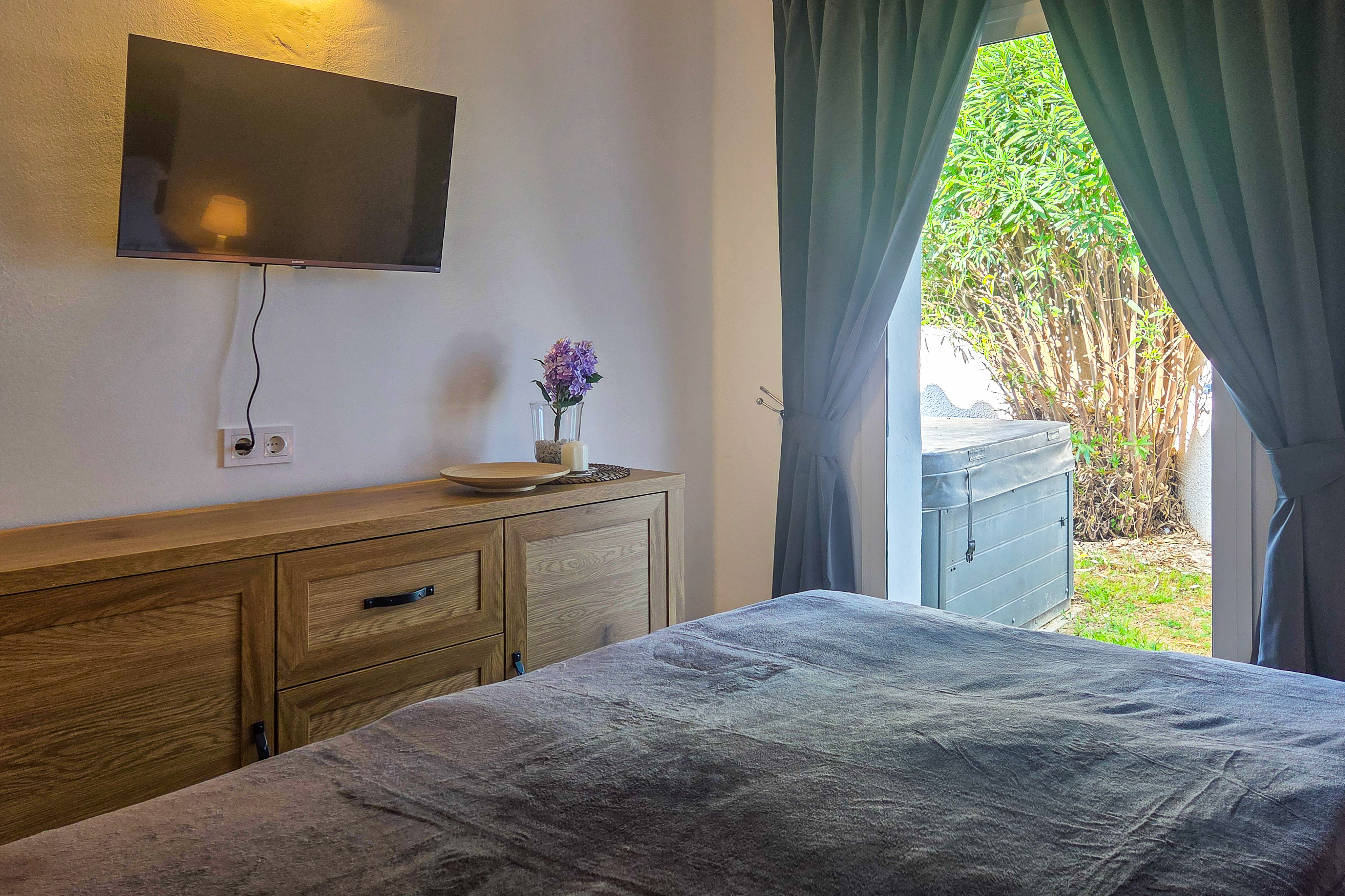 Guest bedroom with two single beds and direct access to the garden at Casa Feliz Nerja